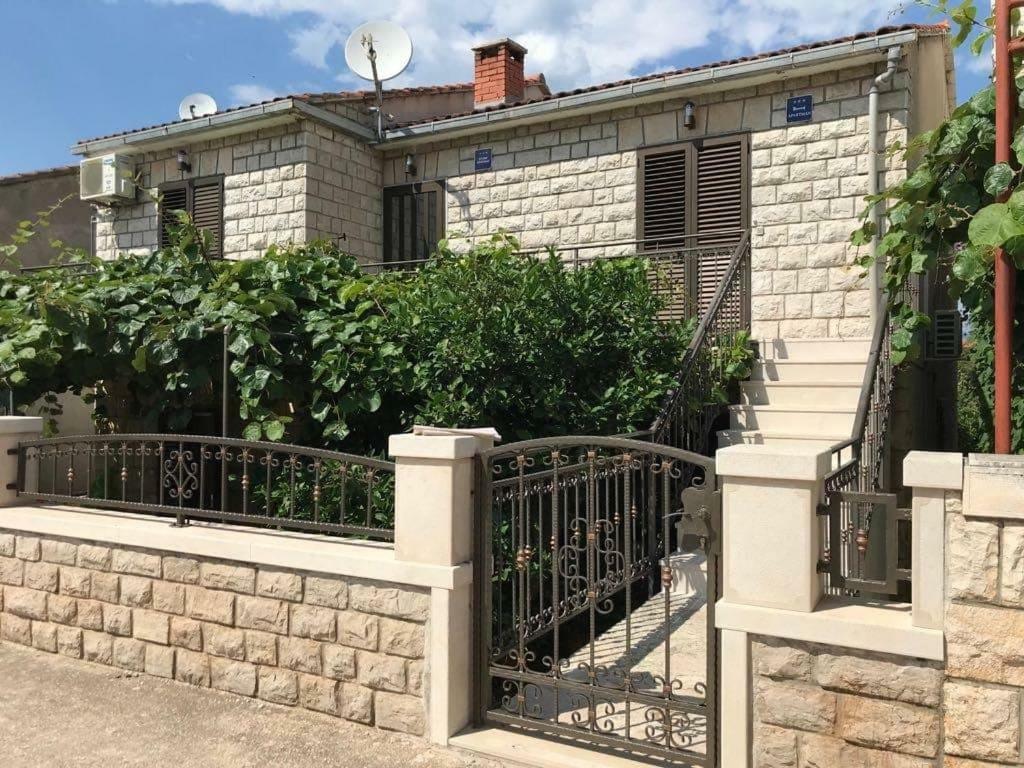 Apartmani Ivelić Supetar Zewnętrze zdjęcie